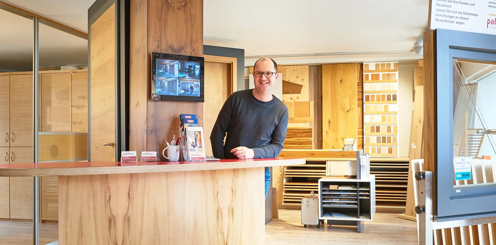 Schreinerei Palmberger Eingang mit freundlichen Mann am Empfang